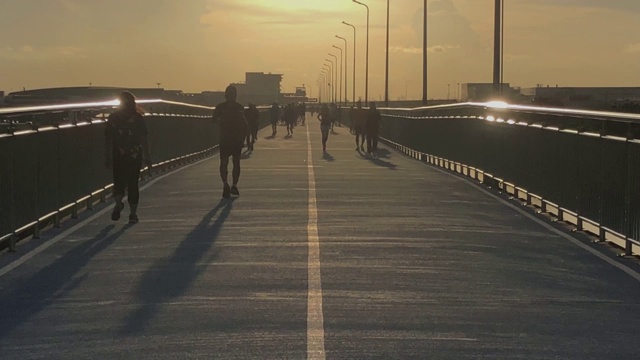 日落时分，一群人在街上慢跑视频素材