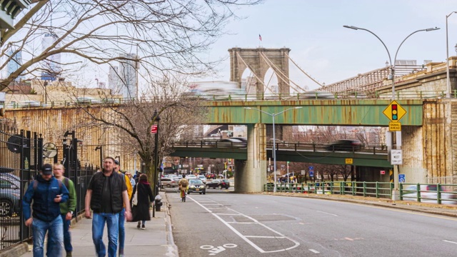 行人在布鲁克林大桥上行走的时间流逝，纽约城市景观，美国视频下载