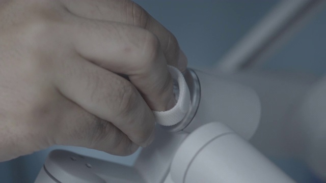 外科医生的手控制膀胱癌的机器人手术视频素材