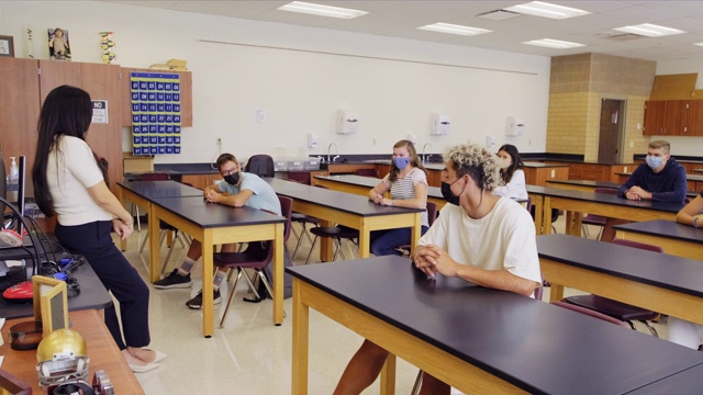 高中老师和学生在教室里戴着防护口罩视频素材