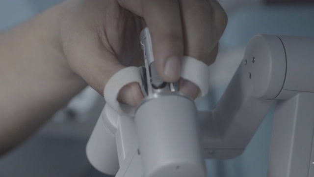 外科医生的手控制膀胱癌的机器人手术视频素材
