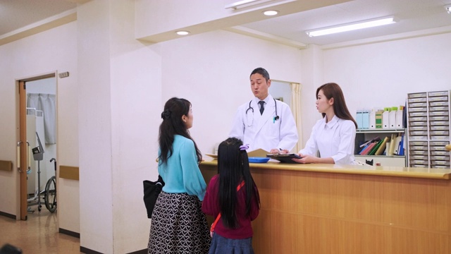 日本护士在护士站协助母亲和女儿视频下载