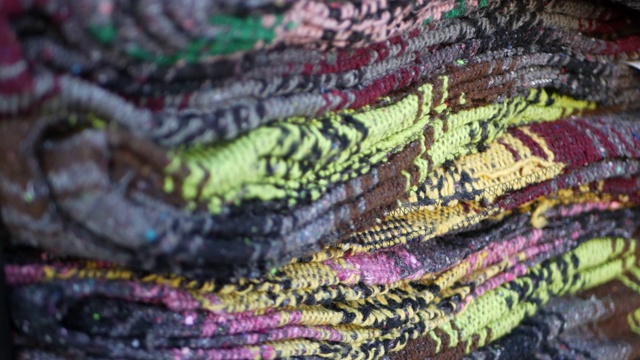 五颜六色的墨西哥羊毛毛毯的质地。编织装饰生动的纺织品与正宗的拉丁美洲图案。用于斗篷和宽边帽的条纹多色织物。西班牙本土风格视频素材