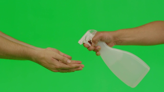 男人用洗手液喷雾剂洗手。视频素材