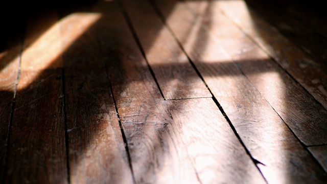 阳光照在木地板上视频下载