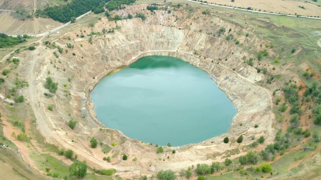 保加利亚，沙皇阿森附近的露天矿井。无人机的俯视图视频下载