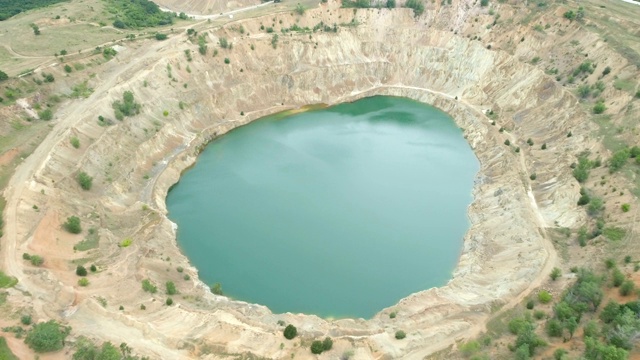 从上面看，保加利亚的露天铜矿充满了蓝色的水视频下载