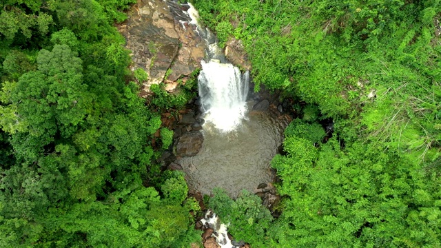 泰国热带雨林瀑布鸟瞰图视频素材