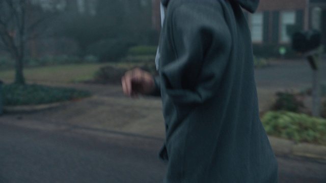 适应性强的男运动员清晨在居民区的道路上跑步视频素材
