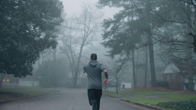 一个被截肢的运动员清晨跑在居民区的路上视频下载