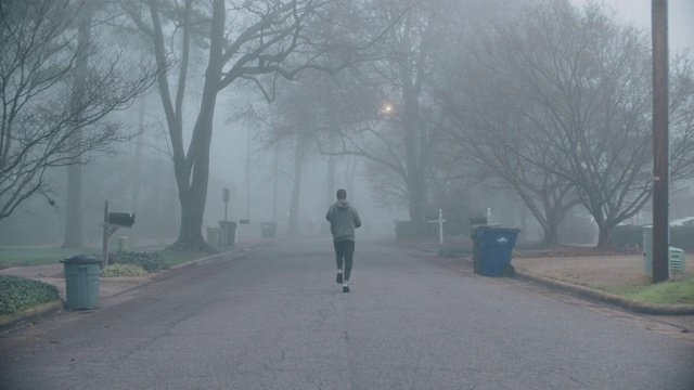 SLO MO，一个截肢的健康男子在街上稳步奔跑视频素材