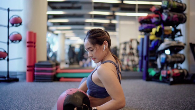 健身女性在健身房锻炼核心肌肉视频素材