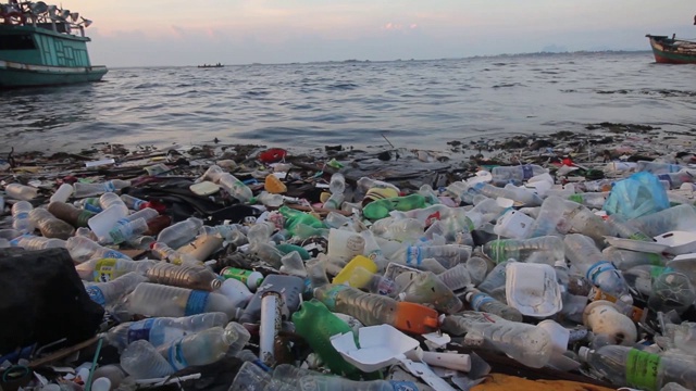 海洋和海滩的塑料污染视频素材
