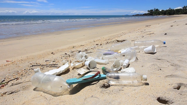 海洋和海滩的塑料污染视频下载