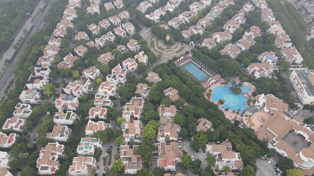 从顶部鸟瞰住宅社区。别墅周围白天绿意盎然视频素材