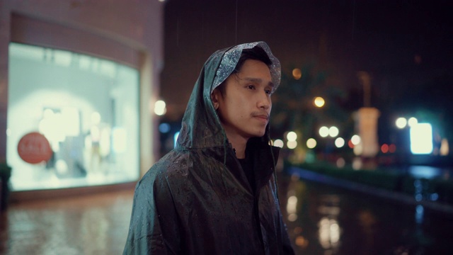 年轻人走在雨中的城市视频素材