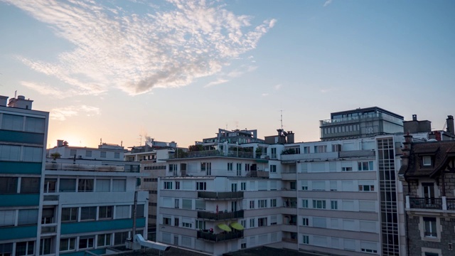 在瑞士日内瓦，日出的时间在屋顶上流逝。视频下载