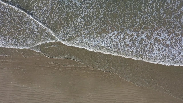海滩上冲浪的慢动作视频下载