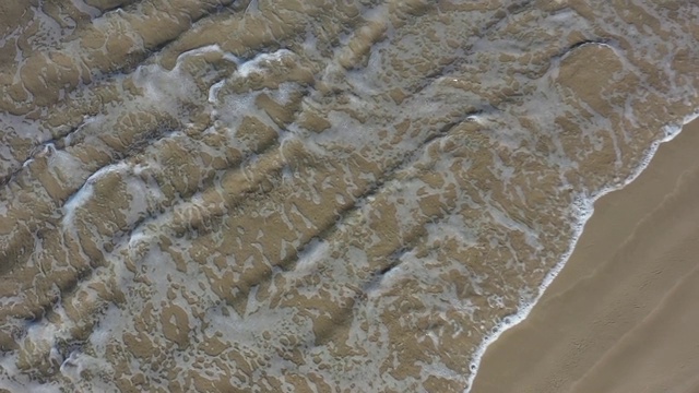 海滩上冲浪的慢动作视频下载