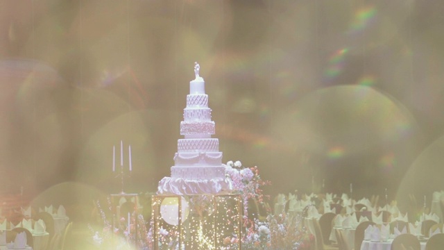婚礼蛋糕与美丽的散糕视频素材