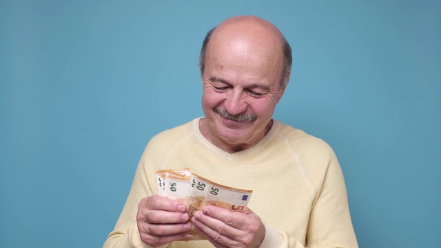 领取养老金的西班牙男性领取工资视频下载