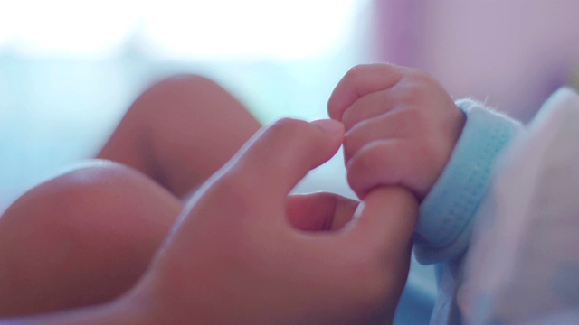 抱着新生婴儿的手视频素材