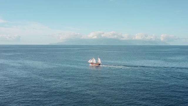 冒险的浪漫，一艘孤独的老海盗船在广阔的海洋上航行。视频下载