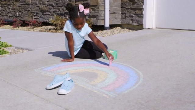 小女孩用粉笔画画视频素材