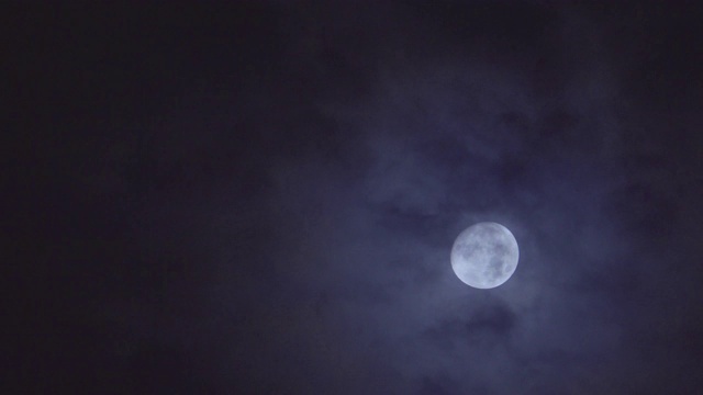 近月在夜空中是美丽的，从远处拍摄。视频素材