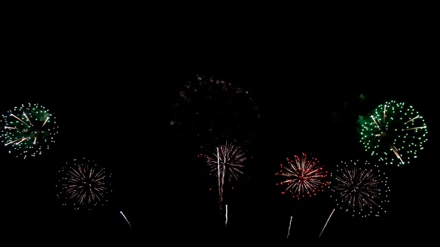 五彩缤纷的烟花展示夜晚的背景。视频素材
