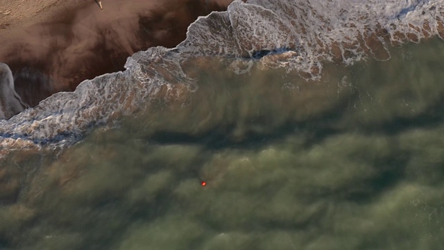 航拍在波涛汹涌的海面上的浮标视频下载