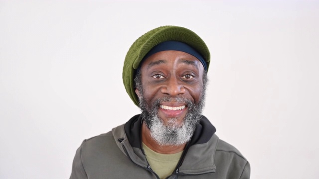 留着胡子的加勒比黑人男子的肖像，穿着休闲装视频下载