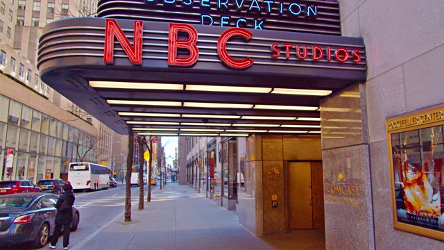 NBC工作室的迹象。洛克菲勒中心入口。纽约大街。视频素材
