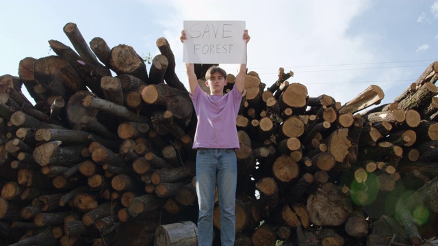 拯救森林海报年轻的白人活动家拿着生态海报。气候罢工。森林砍伐,环境,地球。气候变化和生态行动主义。人们真实的视频下载