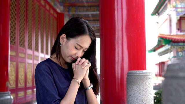 宗教亚洲佛教妇女祈祷，宗教观念视频素材