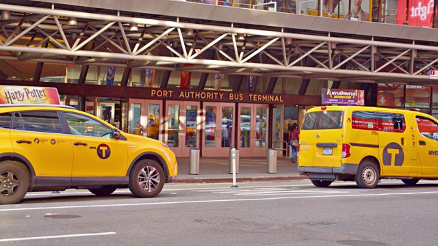 黄色出租车乘坐和等待乘客在港务局入口处视频素材