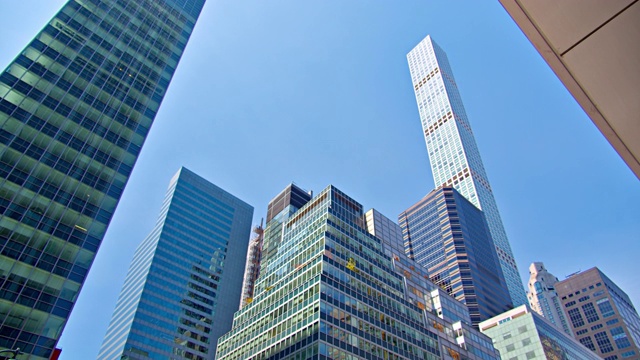 纽约市的天际线。聚集在一起的金融商业大楼。低角度。视频素材
