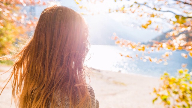 在秋天的湖边遥望的女人视频素材