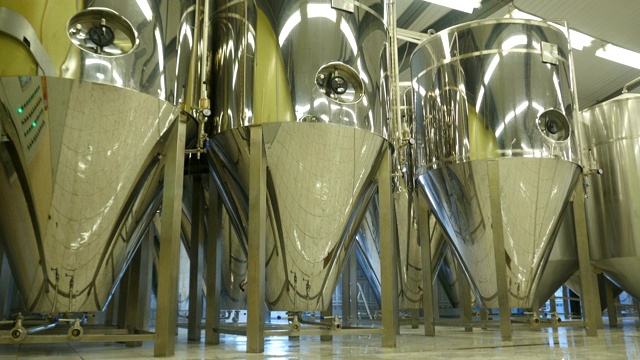 现代啤酒厂的不锈钢啤酒罐视频素材