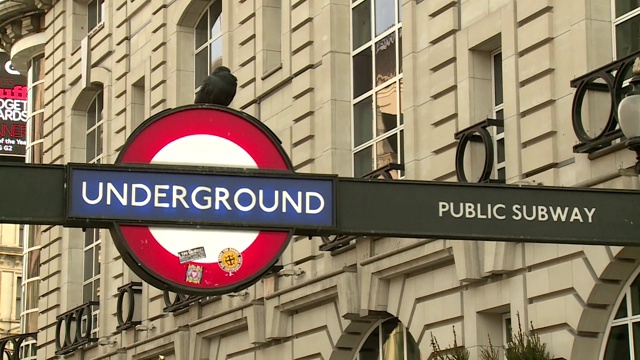 伦敦的皮卡迪利广场地铁站视频下载