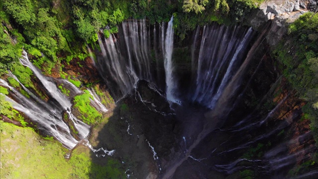 东爪哇的色五瀑布视频素材