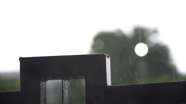 雨点有选择地集中在黑铁门上。视频下载