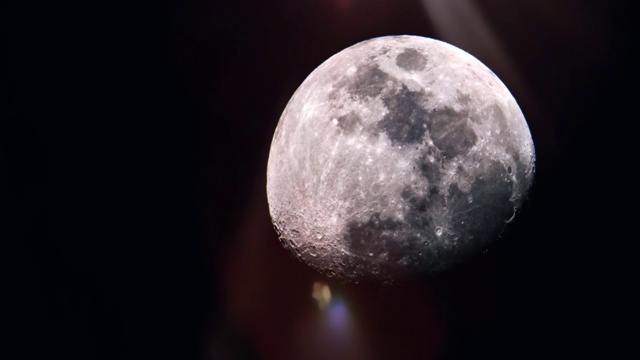 满月在黑色的太空夜背景和未来的镜头光晕视频下载