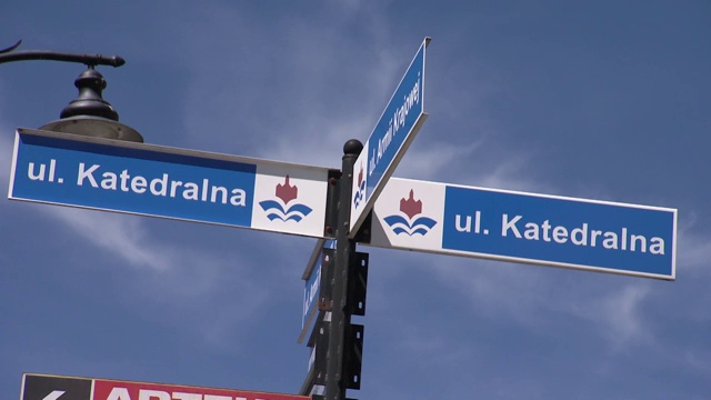十字路口-在科洛布雷泽格有街道名称的标志视频下载