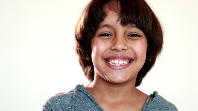 英俊的混血儿微笑，特写肖像脸的民族多元化的孩子视频素材