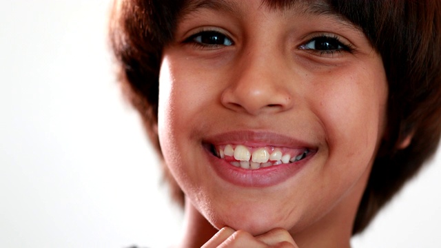 英俊的混血孩子肖像特写，有魅力的孩子微笑的脸视频素材