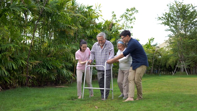 亚洲家庭支持老年人在家中使用助行器视频素材