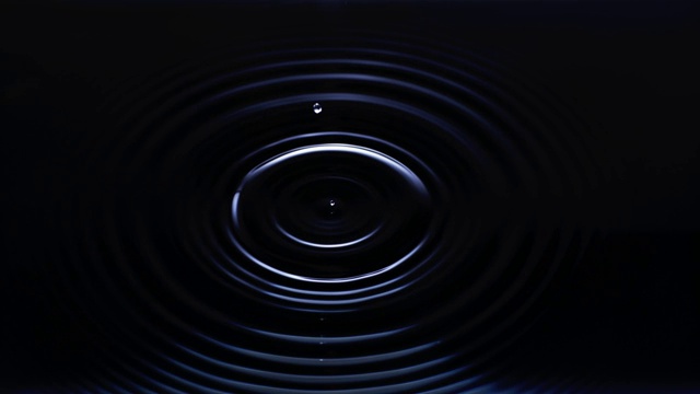 水滴落在水面，激起涟漪视频素材