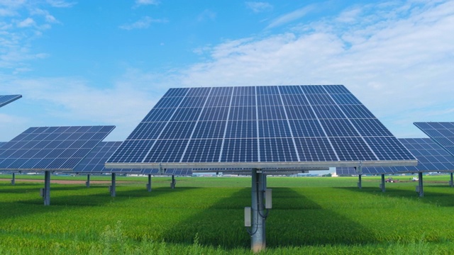 延时4K大型工业太阳能农场生产集中太阳能。视频素材