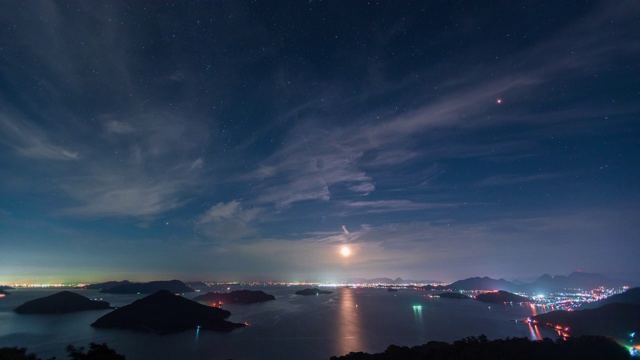 从香川县三丰市的名山眺望濑户内海的夜景视频素材